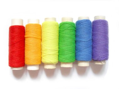 beyaz arka plan, gökkuşağı renkleri izole renkli bobinler