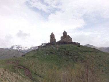 Stepantsminda Georgia - 05.15.2019: Gergeti'deki Trinity Kilisesi