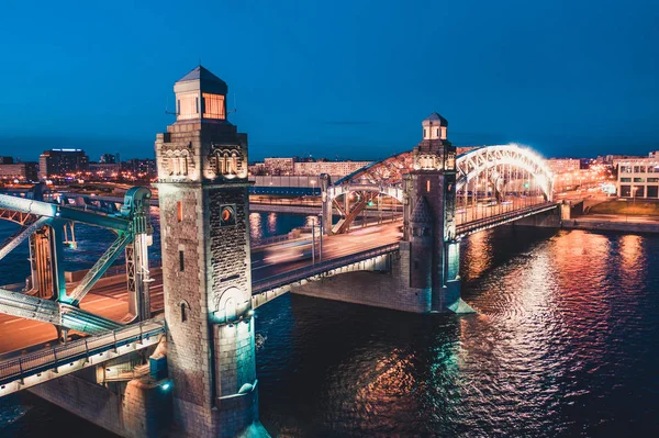 Bella scena serale con il famoso Tower Bridge di San Pietroburgo illuminato e riflesso nel fiume Neva — Foto Stock