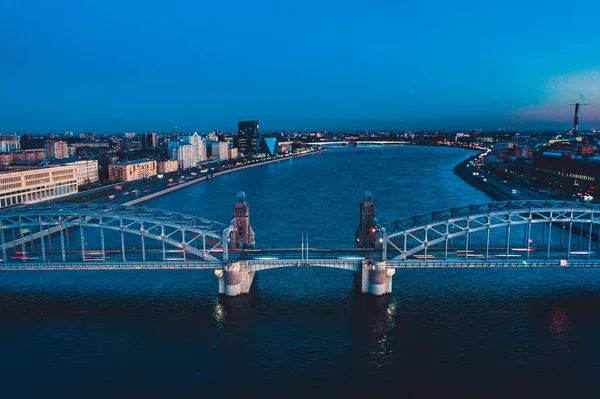 Bella scena serale con il famoso Tower Bridge di San Pietroburgo illuminato e riflesso nel fiume Neva — Foto Stock
