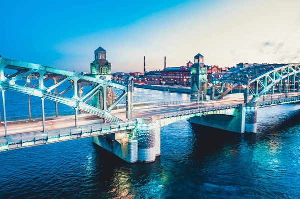 Bella scena serale con il famoso Tower Bridge di San Pietroburgo illuminato e riflesso nel fiume Neva — Foto Stock