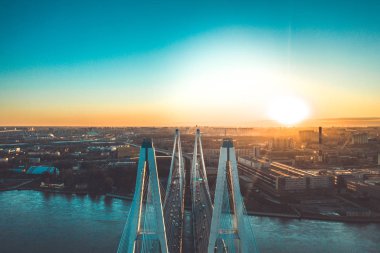 Otoban meşgul şehir yoğun saat yoğun trafik sıkışıklığı karayolu Havadan Drone Uçuş Görünümü. 