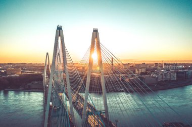Otoban meşgul şehir yoğun saat yoğun trafik sıkışıklığı karayolu Havadan Drone Uçuş Görünümü. 