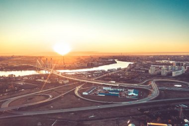 Otoban meşgul şehir yoğun saat yoğun trafik sıkışıklığı karayolu Havadan Drone Uçuş Görünümü. 