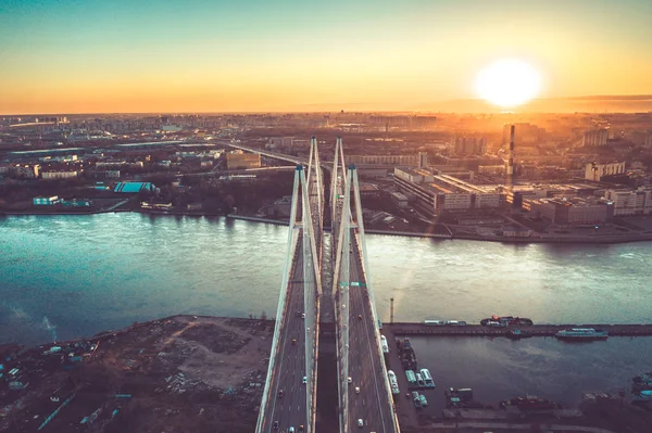 Otoban meşgul şehir yoğun saat yoğun trafik sıkışıklığı karayolu Havadan Drone Uçuş Görünümü. 