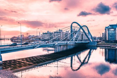 St. Petersburg'daki Lazarevsky Köprüsü. Sant Petersburg'da kablolu lazarevsky köprüsü gün batımı, Rusya