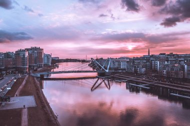 St. Petersburg'daki Lazarevsky Köprüsü. Sant Petersburg'da kablolu lazarevsky köprüsü gün batımı, Rusya