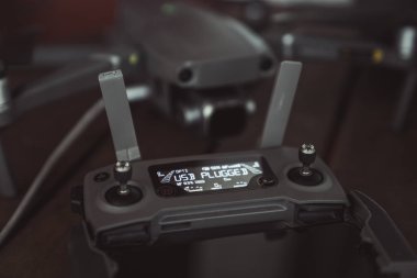 Eski ahşap masada bir uçuş kontrolörü ve dizüstü bilgisayar ile Drone quadcopter.