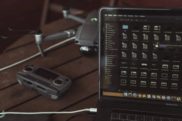 Drone quadcopter avec contrôleur de vol et bloc-notes sur la vieille table en bois . — Photo