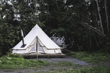 Karelia Cumhuriyeti'nde Göl Üzerinde Çadırda Gece Kampı