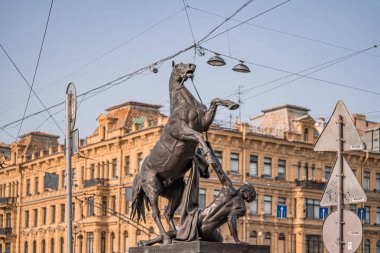 Bir yaz güneşli bir günde St Petersburg Anichkov köprüsü üzerinde klodt atların Rakamlar. 