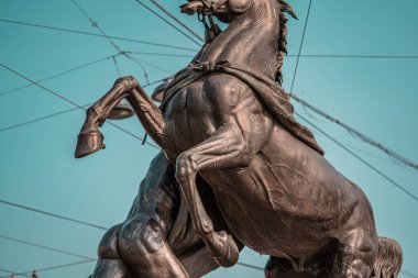 Bir yaz güneşli bir günde St Petersburg Anichkov köprüsü üzerinde klodt atların Rakamlar. 