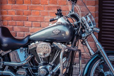 Eski model helikopter bisikleti Rusya 'da tuğla duvarın yanında duruyor, St. Petersburg.