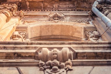 Saint-Petersburg, Rusya 'daki binanın ön cephesinde Stucco kalıpları var.