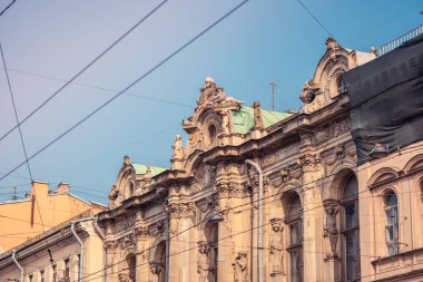 Saint-Petersburg, Rusya 'daki binanın ön cephesinde Stucco kalıpları var.