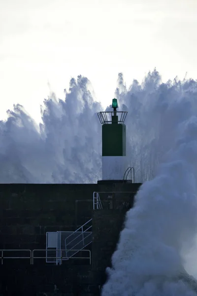 Fırtına dalgalar bir deniz feneri vurmak — Stok fotoğraf