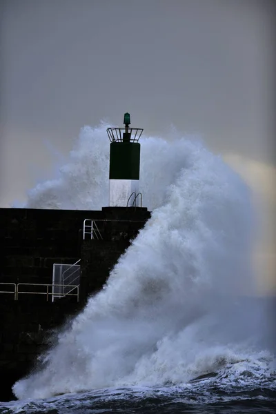 Stormy waves hitting a lighthouse — стоковое фото