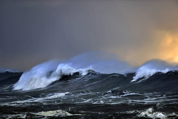 Ondas tempestuosas sob um céu laranja — Fotografia de Stock