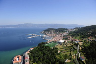 Ispanya 'nın kuzeyinde bir kıyı bölgesinin panoramik görünümü