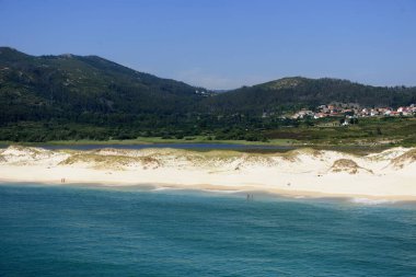 Ispanya 'nın kuzeyinde bir kıyı bölgesinin panoramik görünümü