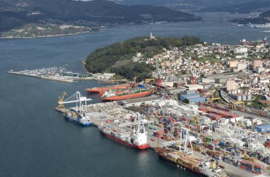 Ispanya 'nın kuzeyinde bir kıyı bölgesinin panoramik görünümü