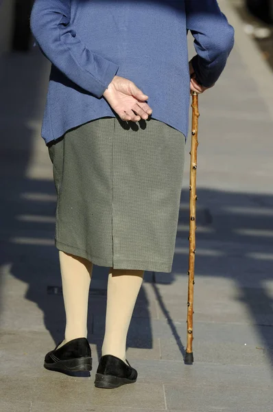 Mujer Mayor Caminando Con Bastón —  Fotos de Stock