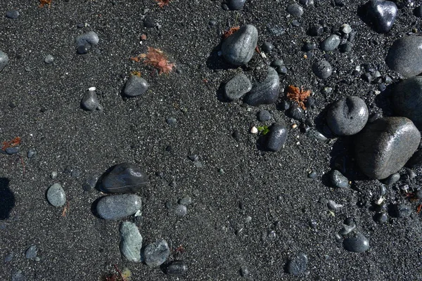 Taşlar Ile Siyah Kum Görüntü — Stok fotoğraf