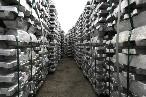  alüminyum ingots ile bir depo görüntüsü
