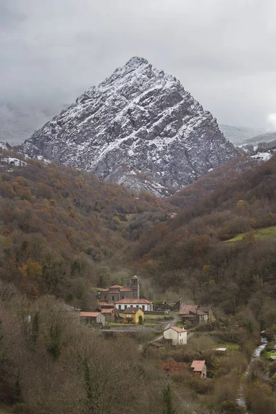 Ciudad Vierdes Sajambre Principios Invierno —  Fotos de Stock