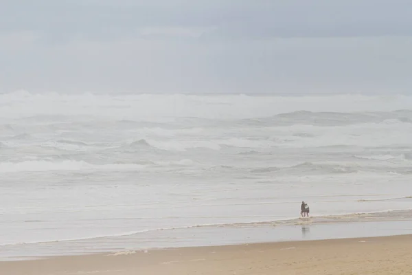 People Walking Beach Social Distancing — Stock Photo, Image