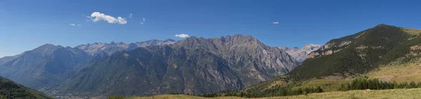 Cerler, Huesca / İspanya; 21 Ağustos 2017. Benasque ve Cerler arasındaki Pireneler 'in dağlık profilinin panoramik görüntüsü.