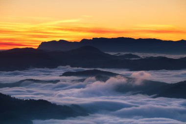 Munitibar, Bizkaia / Bask Ülkesi; Ocak 04, 2019. Oiz Dağı 'nın tepesinden gün doğumu. Sis dolu bir sabah ve güzel renkler