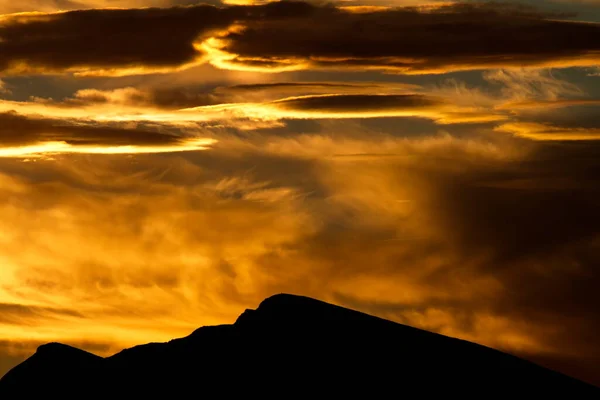 Modelli Nuvole Colorate Silhouette Montagna Con Luce Ora Oro — Foto Stock