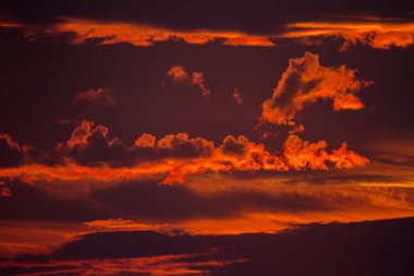 Altın saat ışığıyla renkli bulutlar.