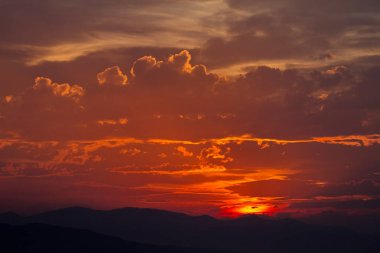 Altın saat ışığıyla renkli bulutlar.