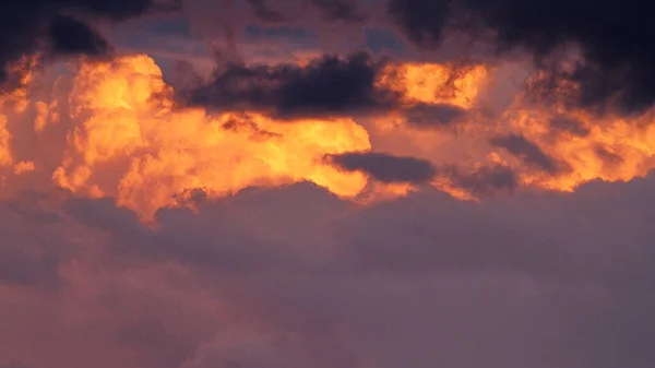 黄金の時間の光とカラフルな雲のパターン — ストック写真