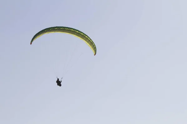 Personne Pratiquant Parapente Sur Les Falaises Côte — Photo