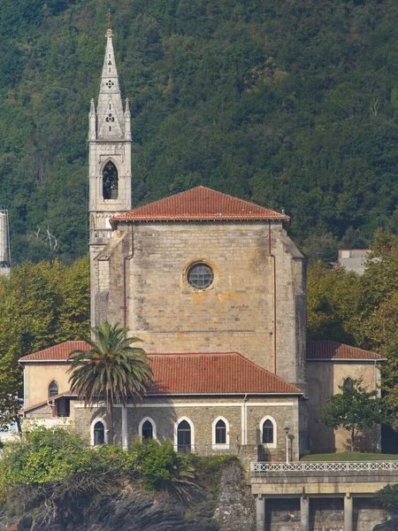 蒙达卡 Bizkaia Basque Country 2015年9月26日 蒙达卡镇 Mundaka 是一座位于蒙达卡湾左岸的教区教堂 位于乌尔德拜生物圈保护区内 — 图库照片