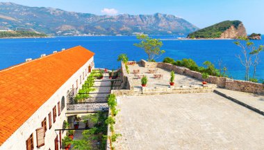 Kalenin St. Nicholas Adası ve deniz manzarası. Budva.Montenegro 