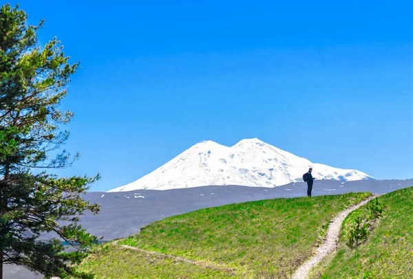 Turista Fondo Del Monte Elbrus — Foto de Stock