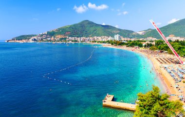 Slovenska Plajı ve Budva Körfezi manzaralıdır. Karadağ