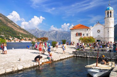  Resifteki bakir ada. Kilise, Perast ve Boko-Kotor Körfezi manzarası. Karadağ