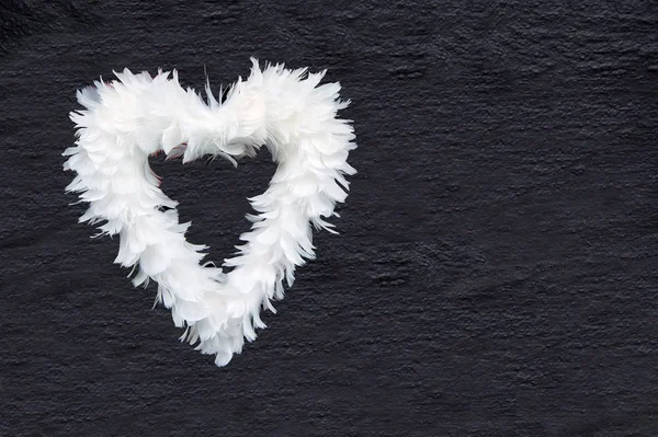 White Feather Heart Charcoal Gray Wall Texture Copy Space — Stock Photo, Image