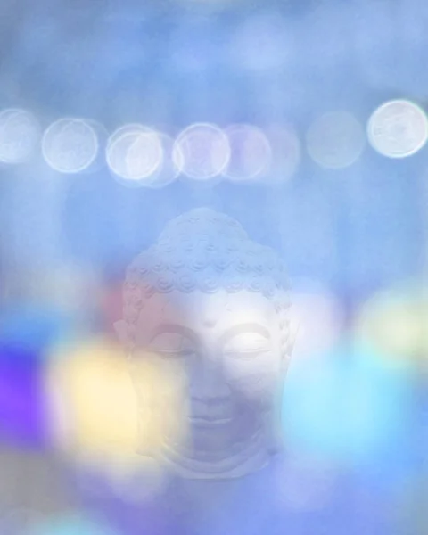 Buddha Huvud Och Suddiga Ljuset Och Hjärtan Oskärpa Glada Färger — Stockfoto