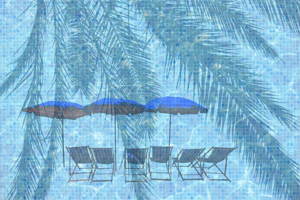 Chaises Longues Parasols Bleus Sur Fond Piscine Bleu Turquoise Feuilles — Photo