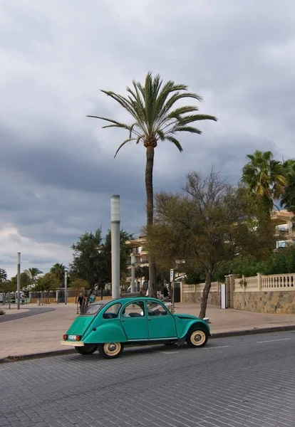 緑カブリオ駐車ビーチそば 2017 日にマヨルカ島 バレアレス諸島 スペインのパルマ マヨルカ島 バレアレス諸島 スペイン 2017 小さなフランス — ストック写真