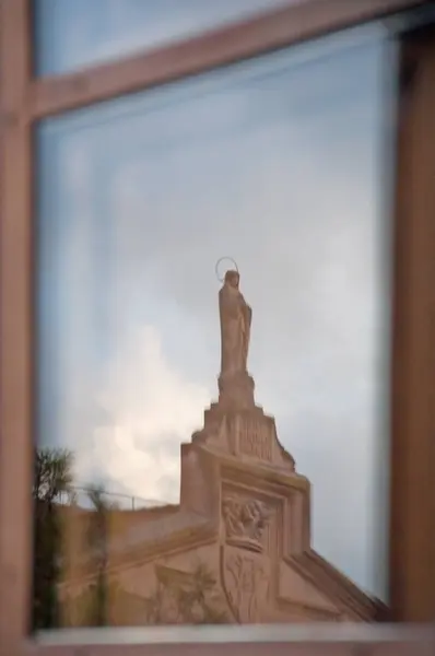 Palma Mallorca Espanha Novembro 2011 Reflexão Porta Varanda Estátua Santa — Fotografia de Stock