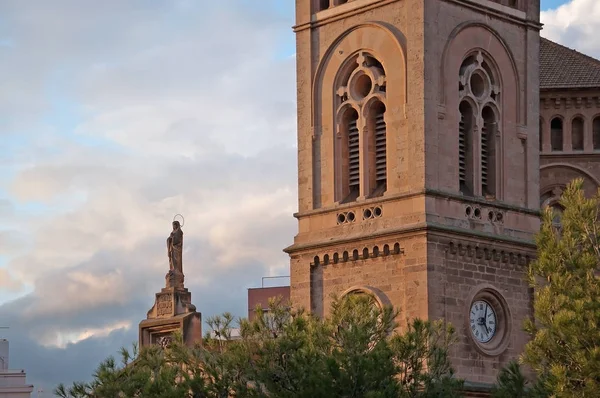 Palma Mallorca Espanha Novembro 2011 Igreja Com Torre Estátua Santa — Fotografia de Stock