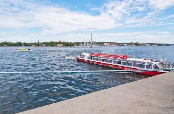 ストックホルム スウェーデン 2018 2018 日にスウェーデンのストックホルムで Stadsgardskajen でストックホルムのスカイラインの前に長距離旅行のためのフェリー観光船 — ストック写真