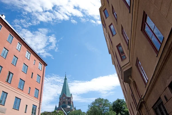 上向きに教会スウェーデン ストックホルムのソーデルマルムにタワーと青空 — ストック写真